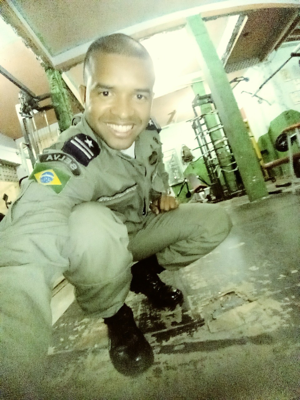 Evandro Bernardo Monteiro                                20/12/14      Chegar até aqui confesso que não foi nada fácil,muitas noites em claro ,muitos não eu levei e muitos deboches eu sofri,mas sempre com minha cabeça erguida eu vivi.    "Sonhar,nunca desisti ,ter fé sei que fácil não é e nem vai ser."       
